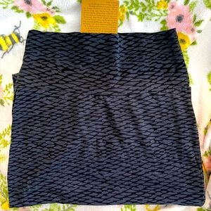 NWT Kealopiko pencil skirt in aweoweo print 🦋